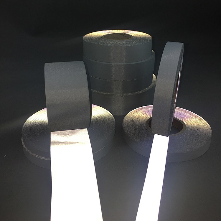 La reflectividad de los materiales reflectantes es un estándar profesional.